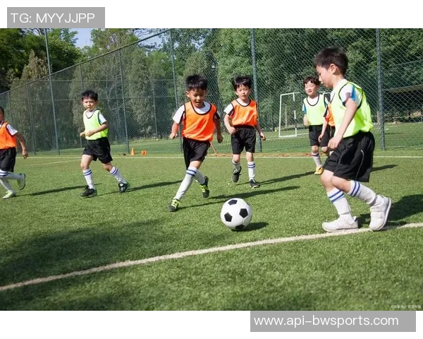 小学生踢足球的益处与注意事项探讨如何培养他们的运动兴趣与团队精神